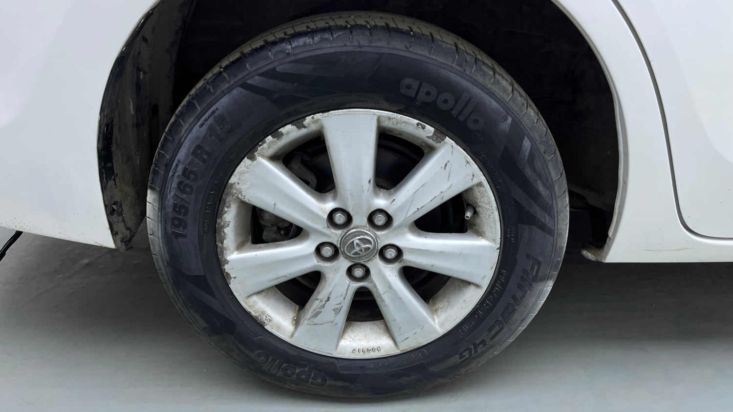 Used 2015 Toyota Corolla Altis G AT Petrol Petrol Automatic tyres RIGHT REAR TYRE RIM VIEW