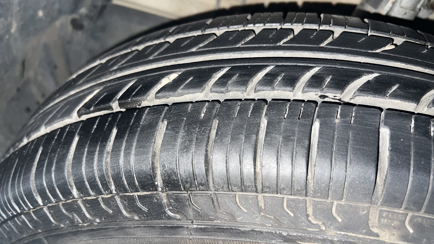 Used 2016 Maruti Suzuki Swift VXi Petrol Manual tyres LEFT FRONT TYRE TREAD VIEW