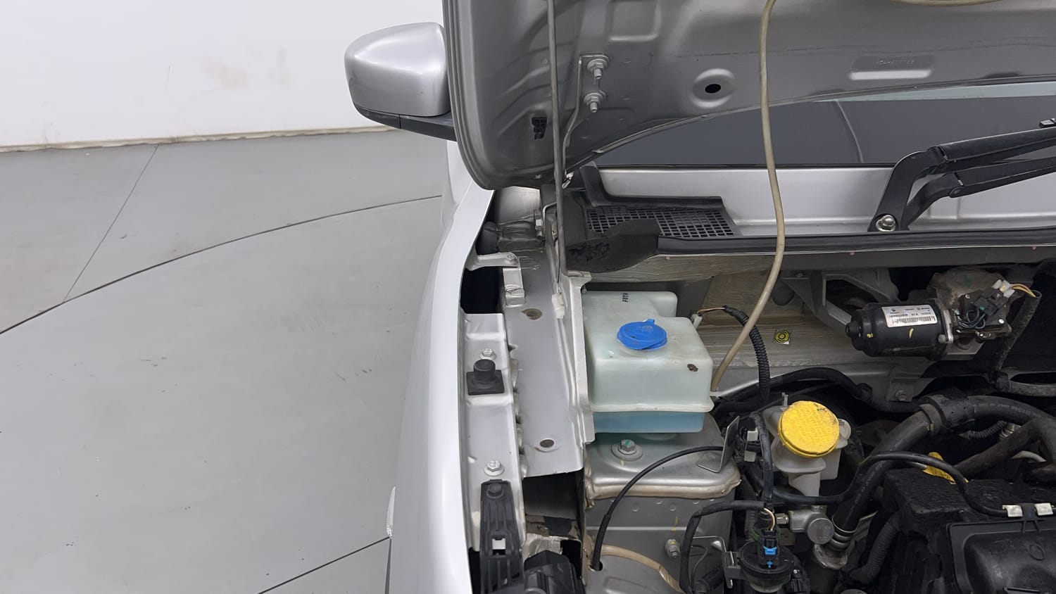Used 2020 Renault Kwid RXT 1.0 Opt Petrol Manual engine ENGINE RIGHT SIDE HINGE & APRON VIEW