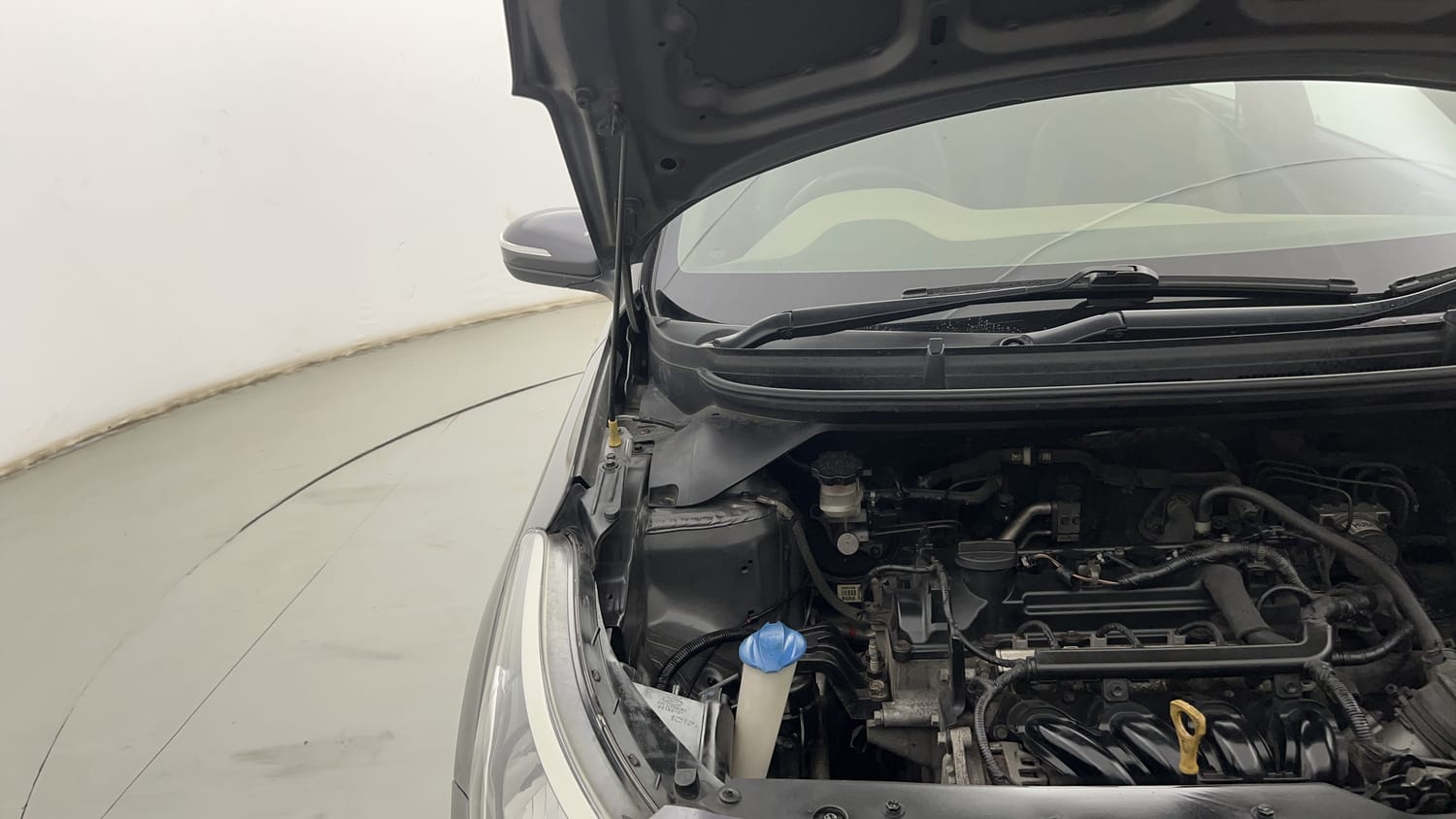 Used 2018 Hyundai Elite i20 Sportz 1.2 Petrol Manual engine ENGINE RIGHT SIDE HINGE & APRON VIEW