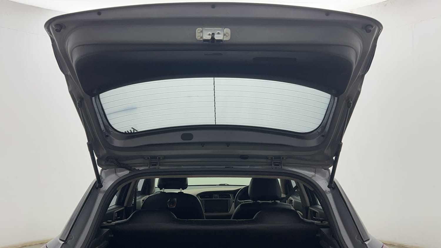 Used 2018 Hyundai Elite i20 Sportz 1.2 Petrol Manual interior DICKY DOOR OPEN VIEW