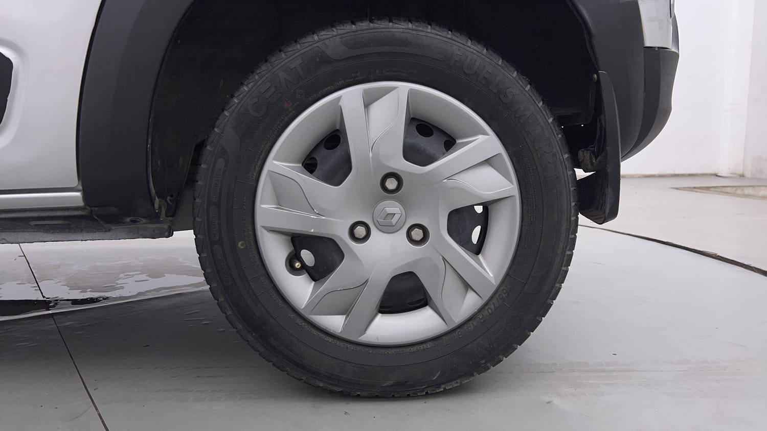 Used 2020 Renault Kwid RXT 1.0 Opt Petrol Manual tyres LEFT REAR TYRE RIM VIEW