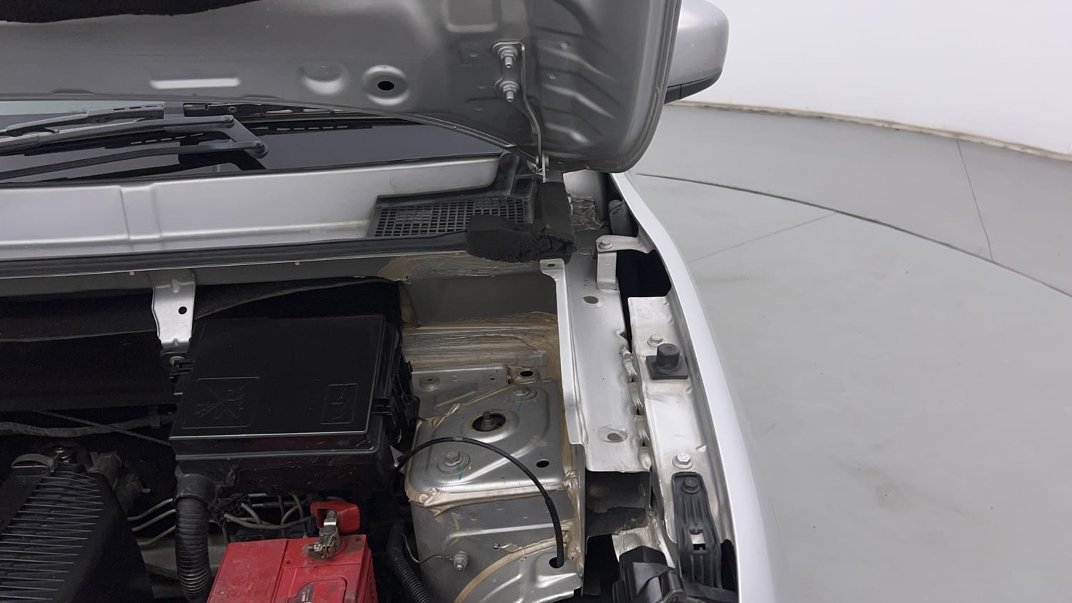 Used 2020 Renault Kwid RXT 1.0 Opt Petrol Manual engine ENGINE LEFT SIDE HINGE & APRON VIEW