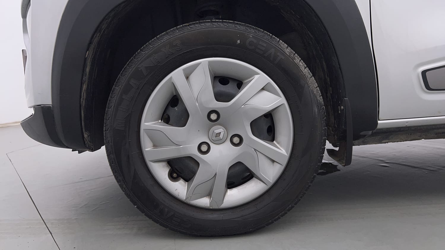 Used 2020 Renault Kwid RXT 1.0 Opt Petrol Manual tyres LEFT FRONT TYRE RIM VIEW