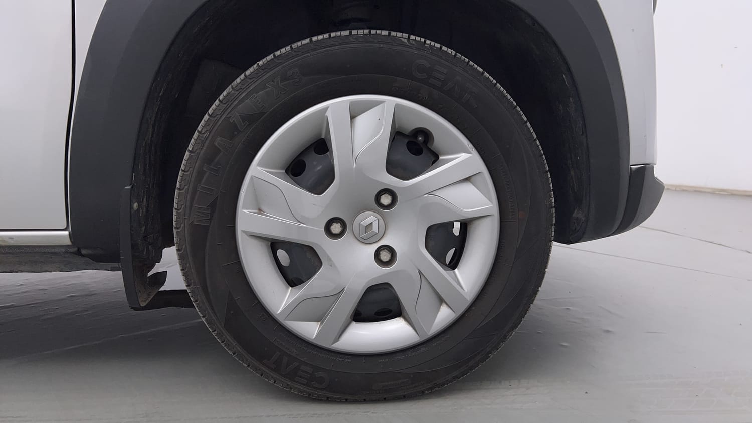 Used 2020 Renault Kwid RXT 1.0 Opt Petrol Manual tyres RIGHT FRONT TYRE RIM VIEW