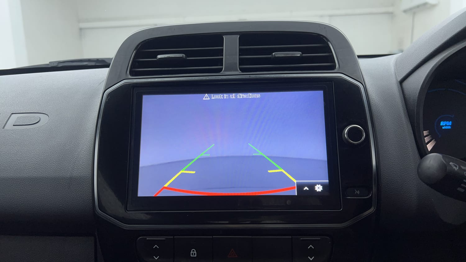 Used 2020 Renault Kwid RXT 1.0 Opt Petrol Manual top_features Rear camera