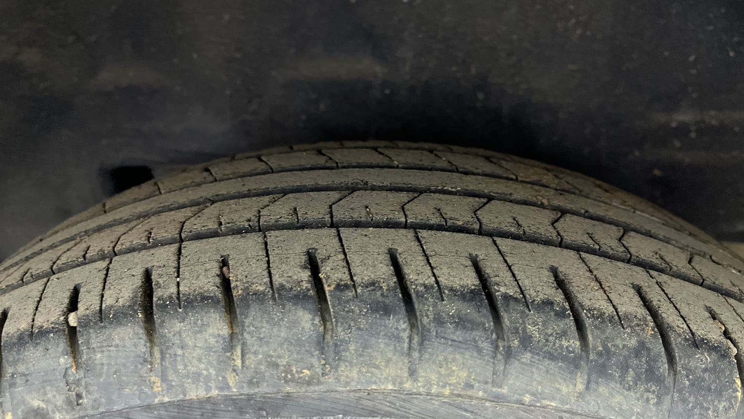 Used 2015 Toyota Corolla Altis G AT Petrol Petrol Automatic tyres LEFT REAR TYRE TREAD VIEW