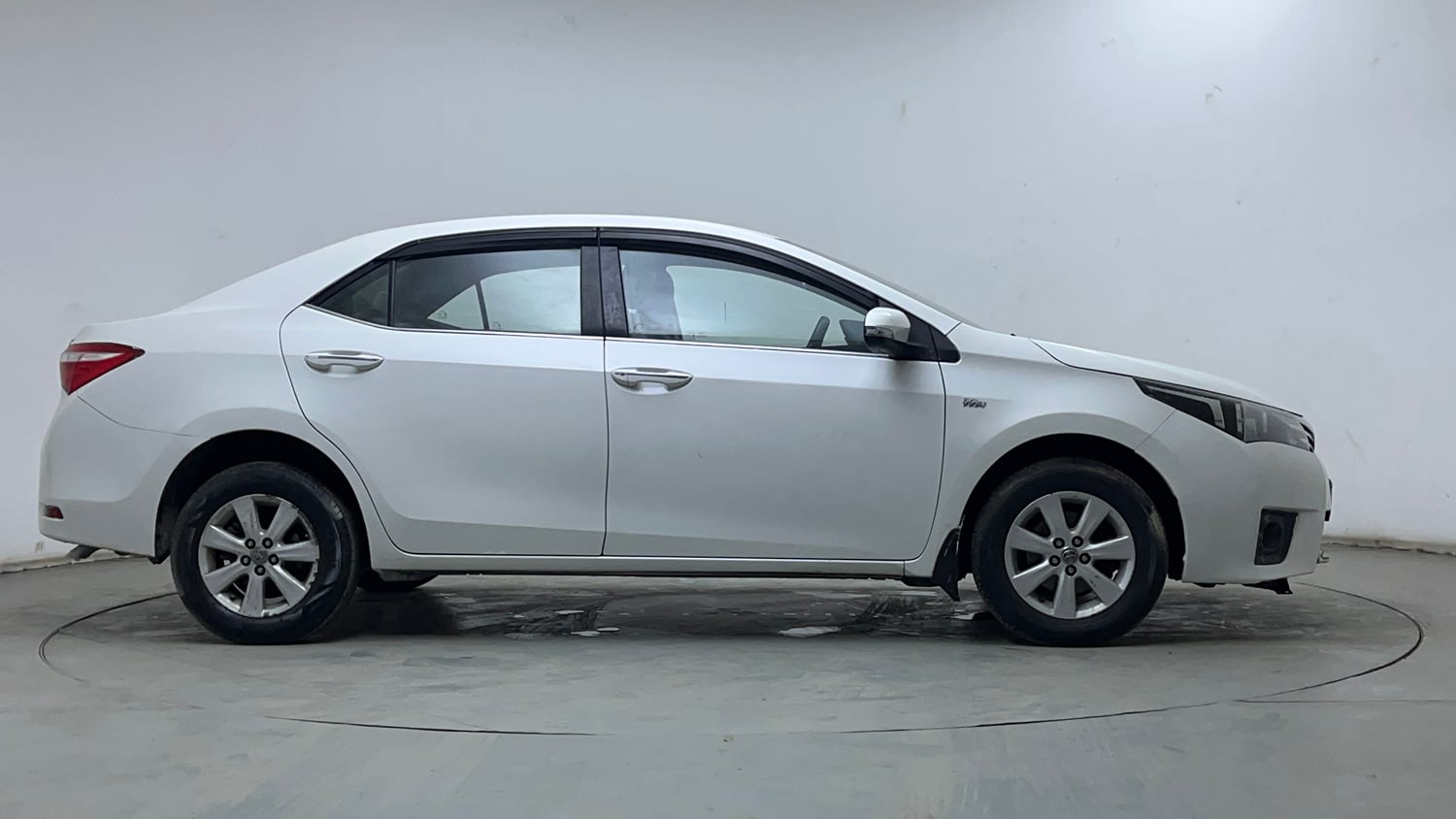 Used 2015 Toyota Corolla Altis G AT Petrol Petrol Automatic exterior RIGHT SIDE VIEW