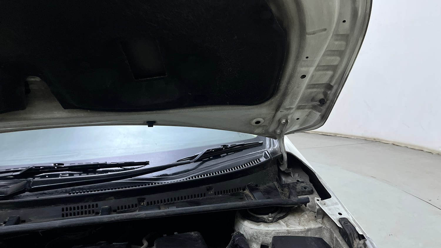 Used 2015 Toyota Corolla Altis G AT Petrol Petrol Automatic engine ENGINE LEFT SIDE HINGE & APRON VIEW