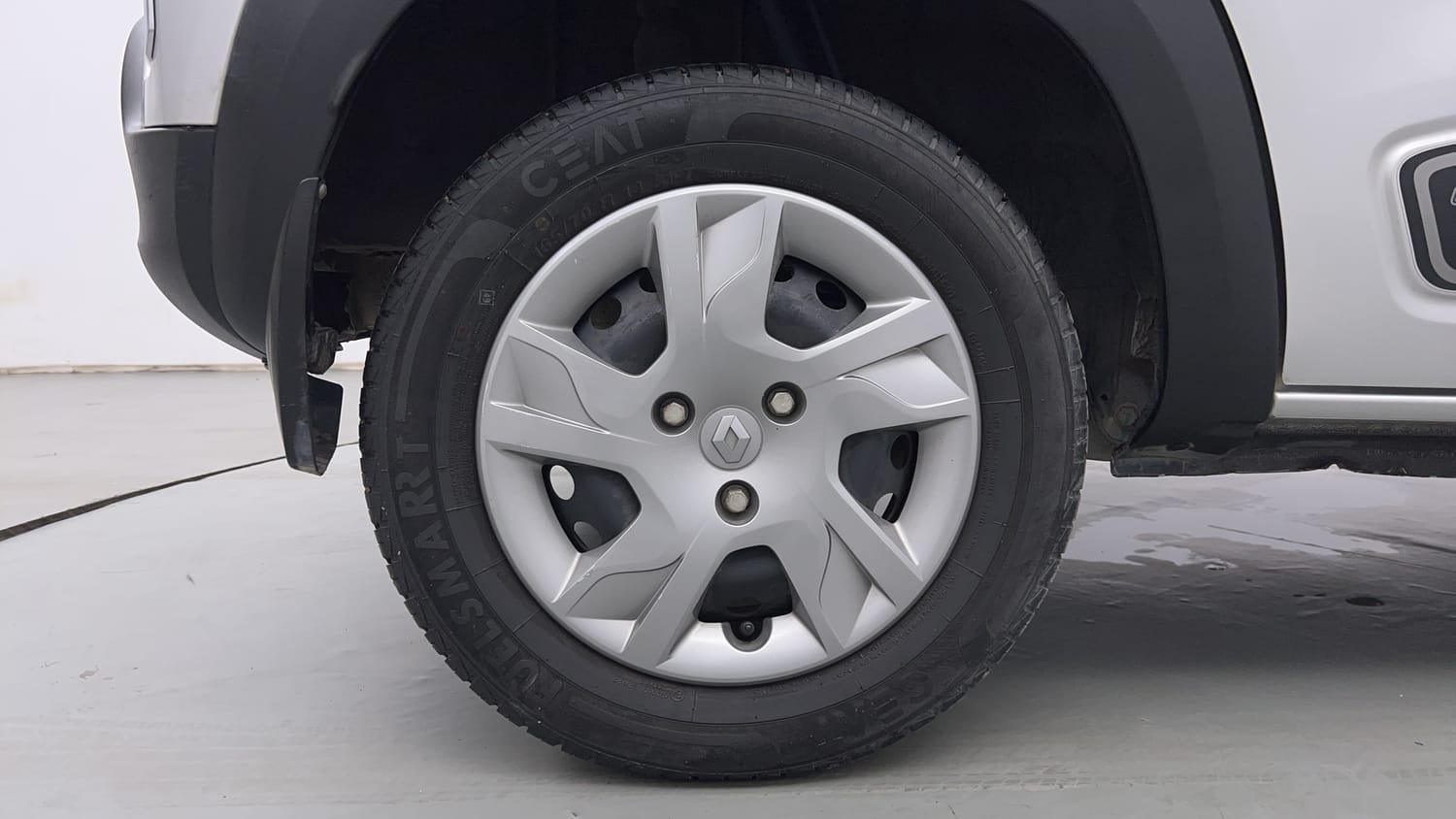 Used 2020 Renault Kwid RXT 1.0 Opt Petrol Manual tyres RIGHT REAR TYRE RIM VIEW