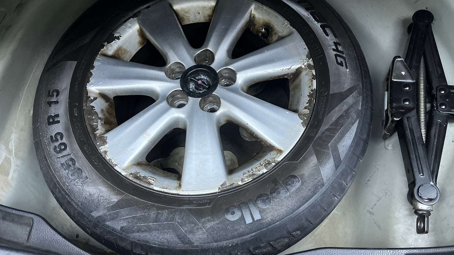 Used 2015 Toyota Corolla Altis G AT Petrol Petrol Automatic tyres SPARE TYRE VIEW