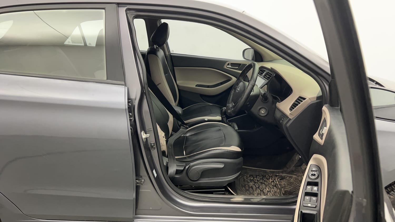 Used 2018 Hyundai Elite i20 Sportz 1.2 Petrol Manual interior RIGHT SIDE FRONT DOOR CABIN VIEW