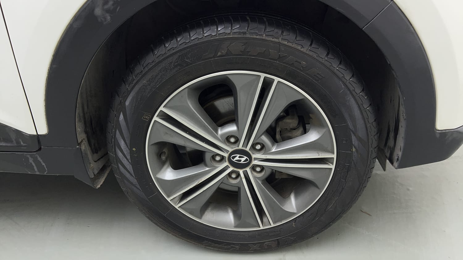 Used 2016 Hyundai Creta 1.6 SX Plus AT Petrol Petrol Automatic tyres RIGHT FRONT TYRE RIM VIEW