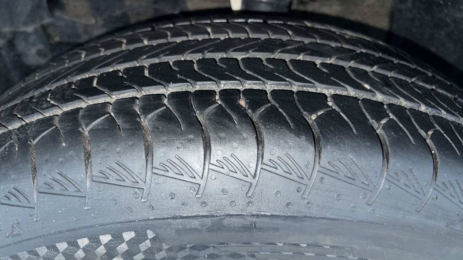 Used 2024 Maruti Suzuki Grand Vitara Zeta Smart Hybrid Petrol Manual tyres LEFT FRONT TYRE TREAD VIEW