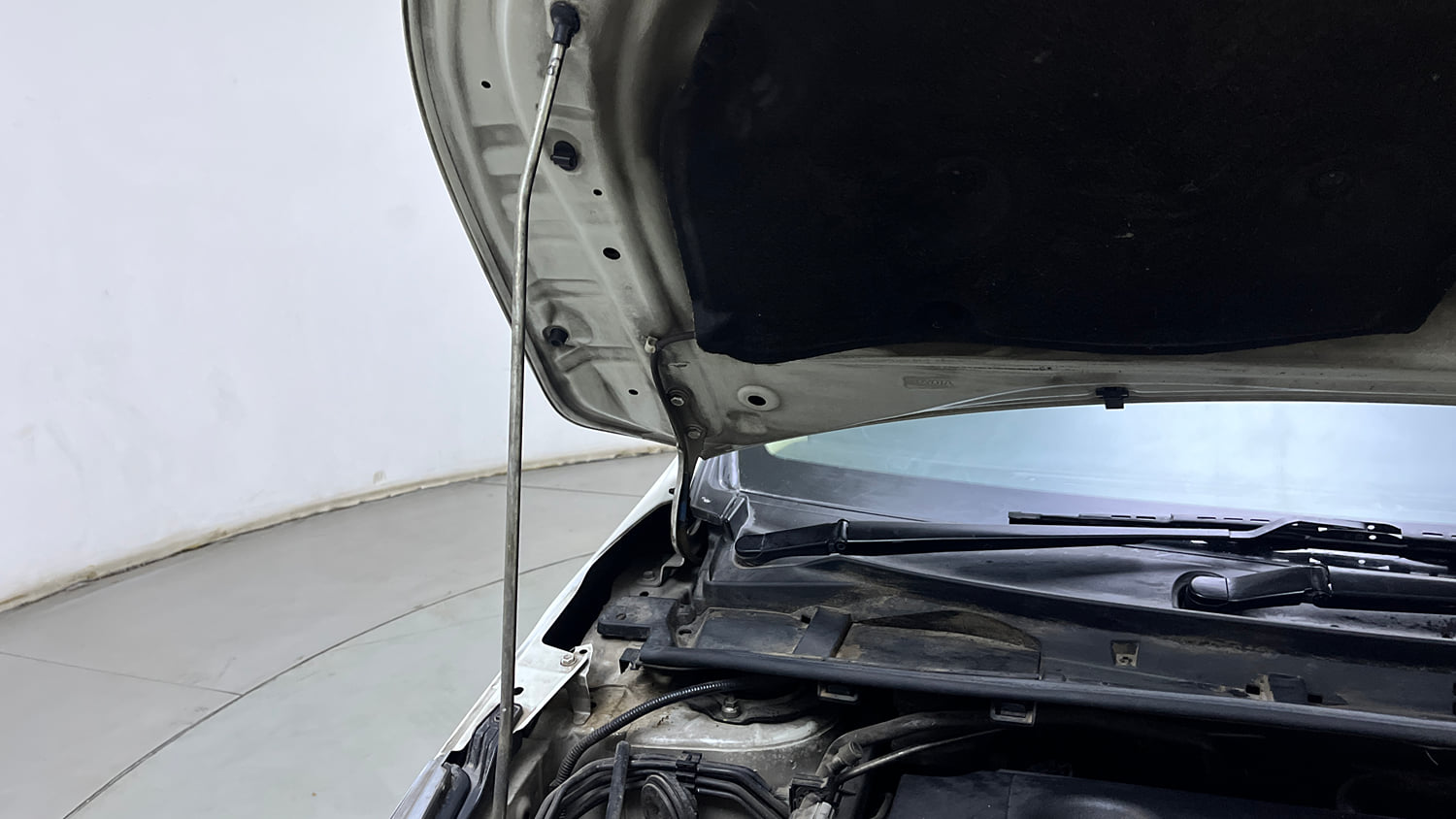 Used 2015 Toyota Corolla Altis G AT Petrol Petrol Automatic engine ENGINE RIGHT SIDE HINGE & APRON VIEW