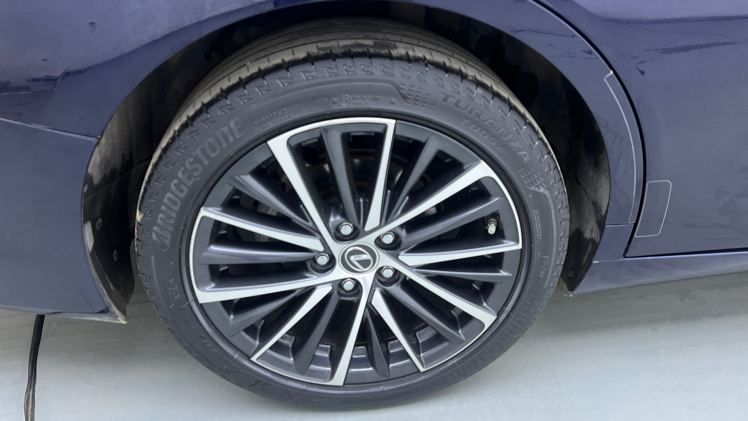 Used 2023 Lexus ES 300h Luxury Hybrid Automatic tyres RIGHT REAR TYRE RIM VIEW