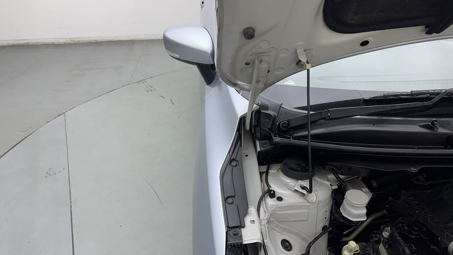 Used 2022 Maruti Suzuki Baleno Zeta MT Petrol Manual engine ENGINE RIGHT SIDE HINGE & APRON VIEW