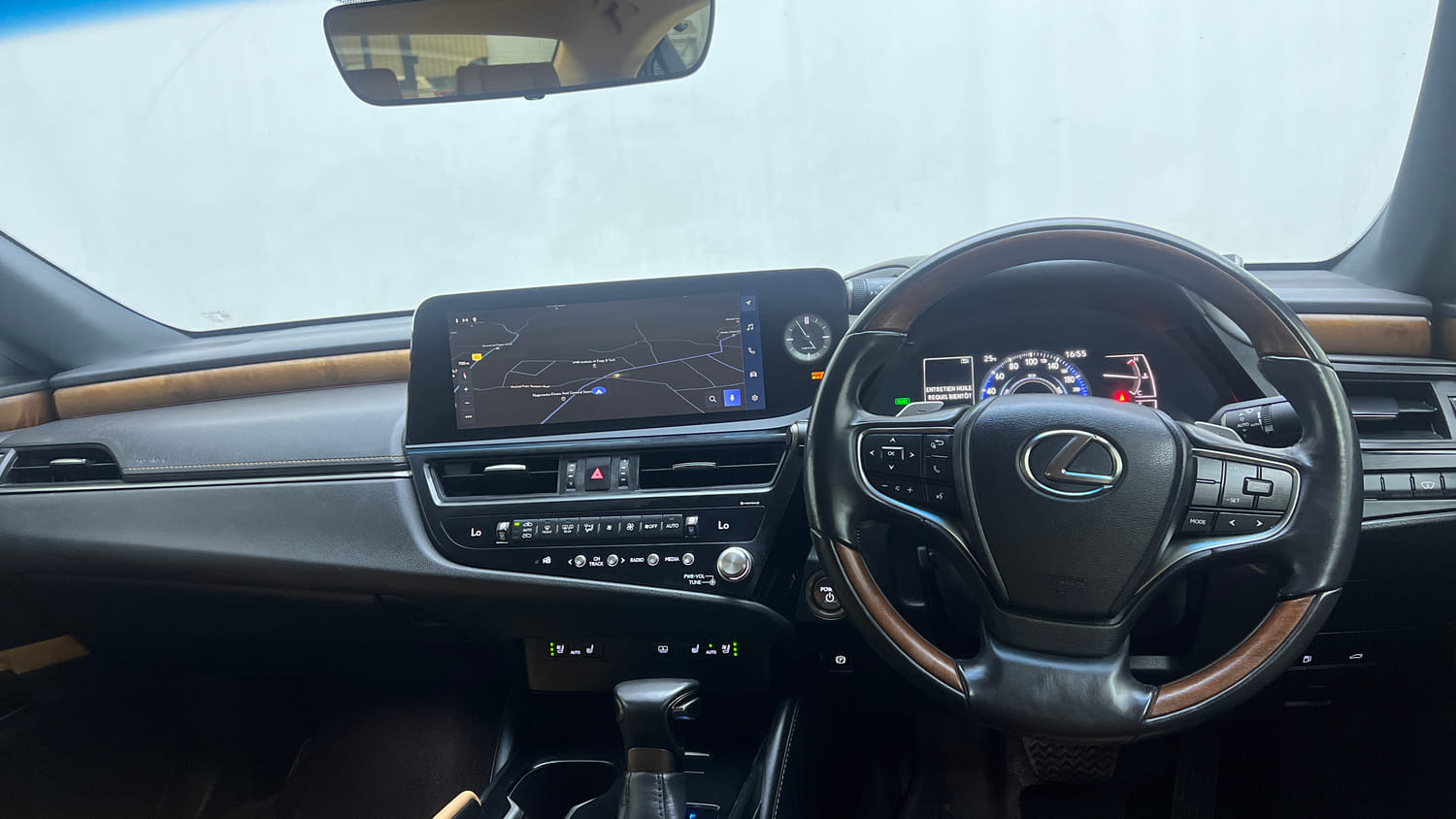 Used 2023 Lexus ES 300h Luxury Hybrid Automatic interior DASHBOARD VIEW