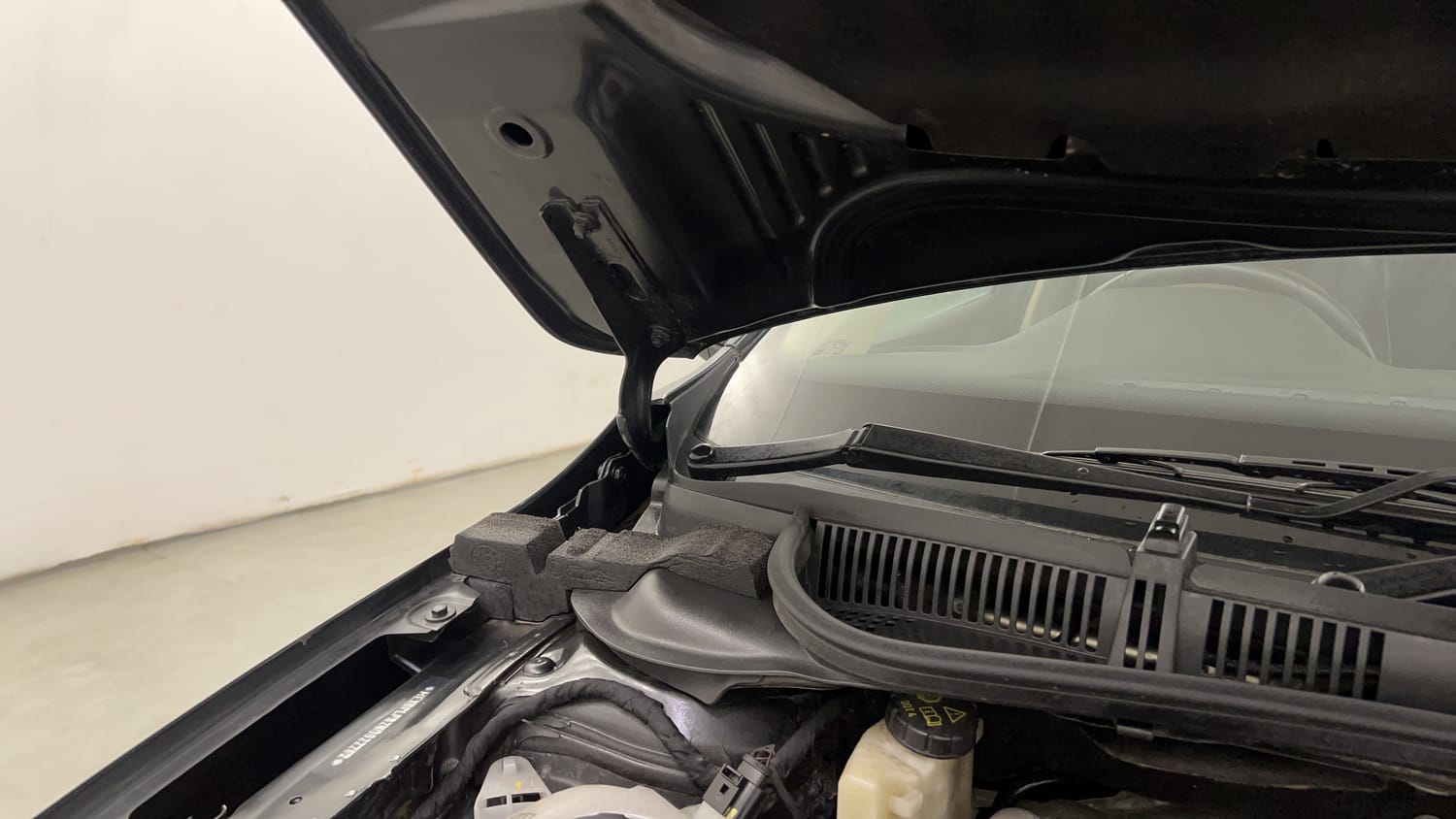 Used 2022 Skoda Slavia Style 1.0L TSI AT Petrol Automatic engine ENGINE RIGHT SIDE HINGE & APRON VIEW