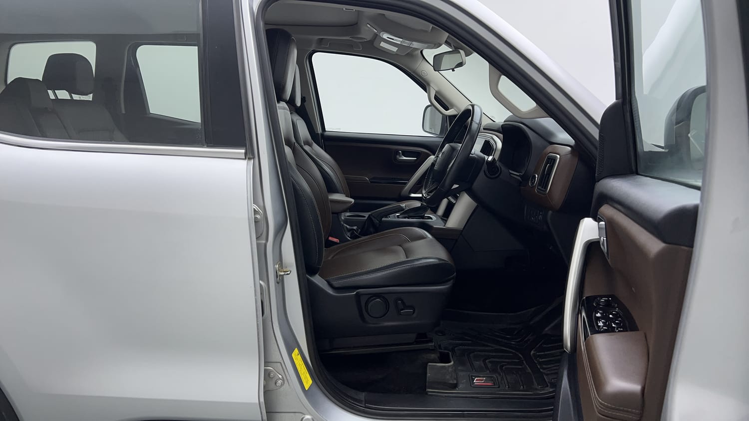Used 2022 Mahindra Scorpio N Z8 L Diesel AT 4WD 7 STR Diesel Automatic interior RIGHT SIDE FRONT DOOR CABIN VIEW