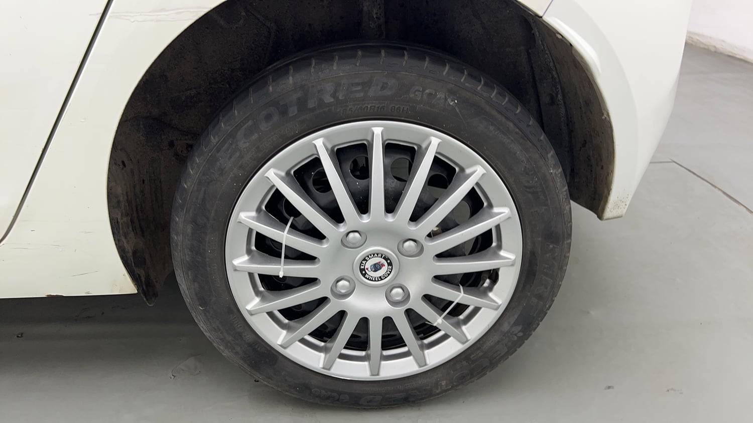 Used 2023 Tata Altroz XM Plus Petrol Petrol Manual tyres LEFT REAR TYRE RIM VIEW