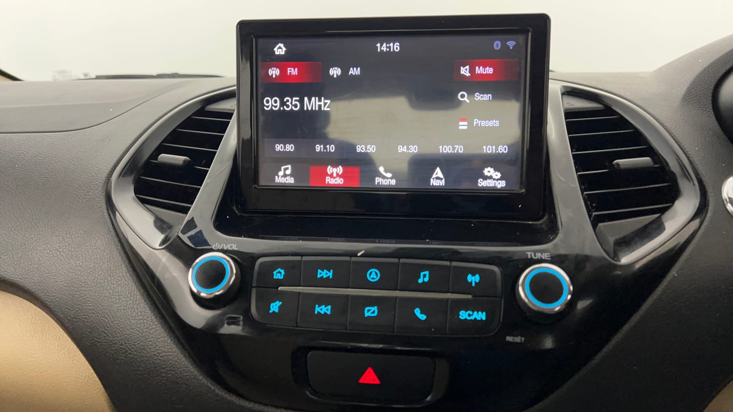 Used 2021 Ford Figo Aspire Titanium 1.2 Ti-VCT Petrol Manual top_features Integrated (in-dash) music system