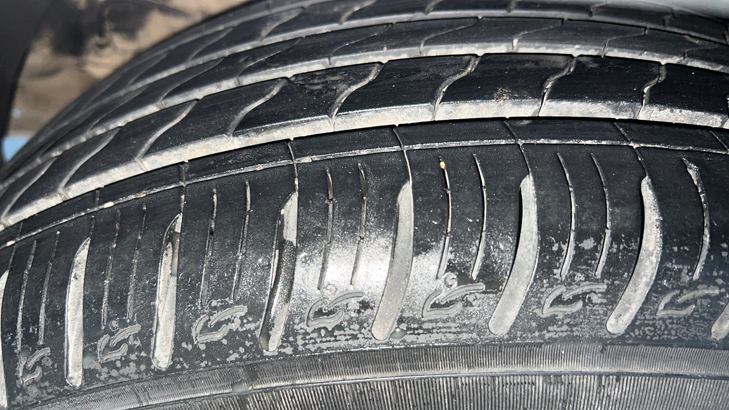 Used 2022 Kia Sonet GTX Plus 1.0 DCT Petrol Automatic tyres RIGHT REAR TYRE TREAD VIEW