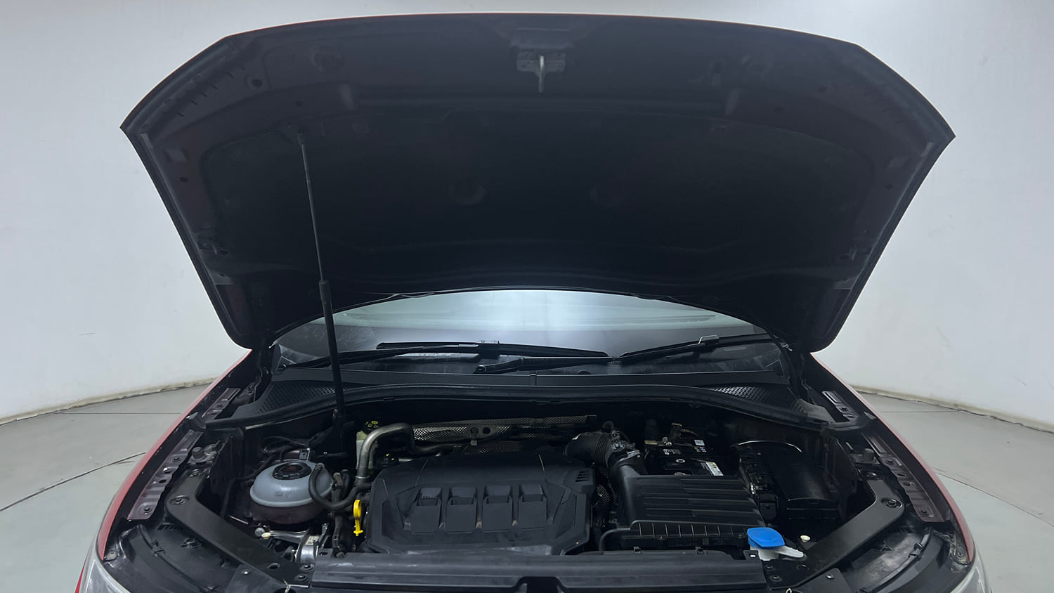 Used 2022 Volkswagen Tiguan Elegance 2.0 TSI DSG Petrol Automatic engine ENGINE & BONNET OPEN FRONT VIEW