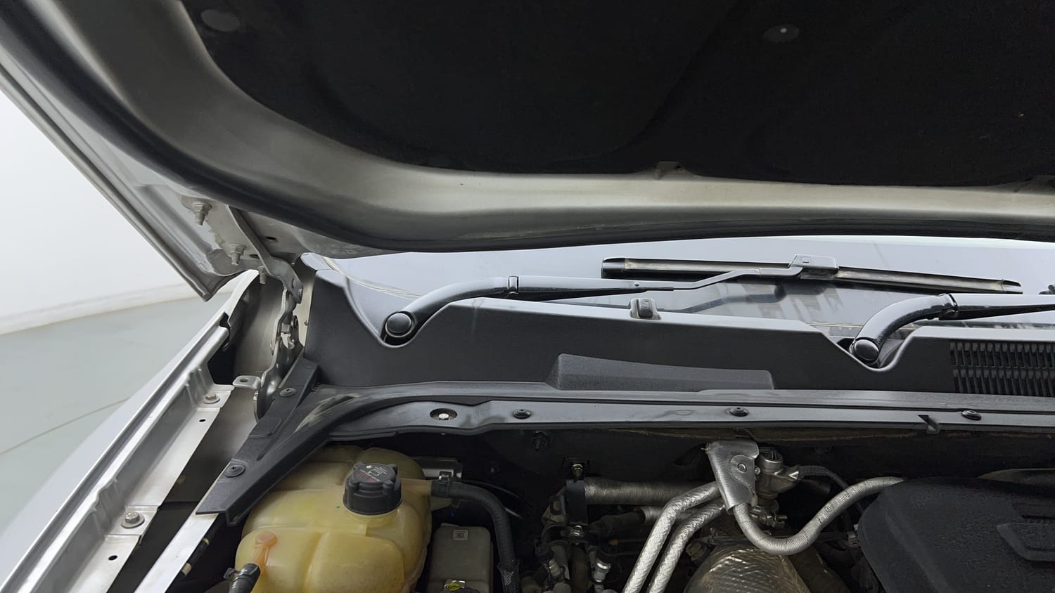 Used 2022 Mahindra Scorpio N Z8 L Diesel AT 4WD 7 STR Diesel Automatic engine ENGINE RIGHT SIDE HINGE & APRON VIEW
