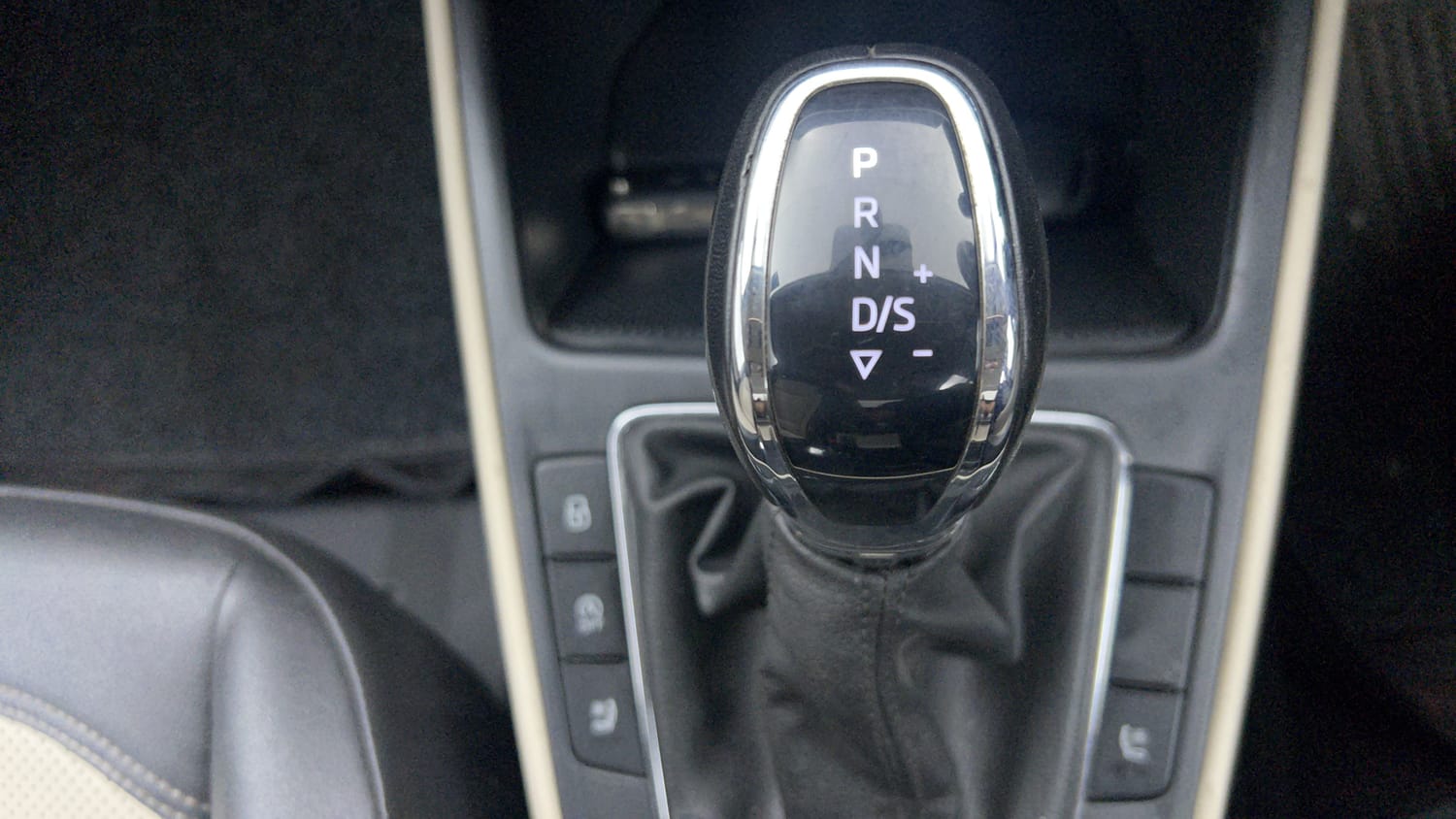 Used 2024 Skoda Slavia Style 1.5L TSI DSG Petrol Automatic interior GEAR  KNOB VIEW