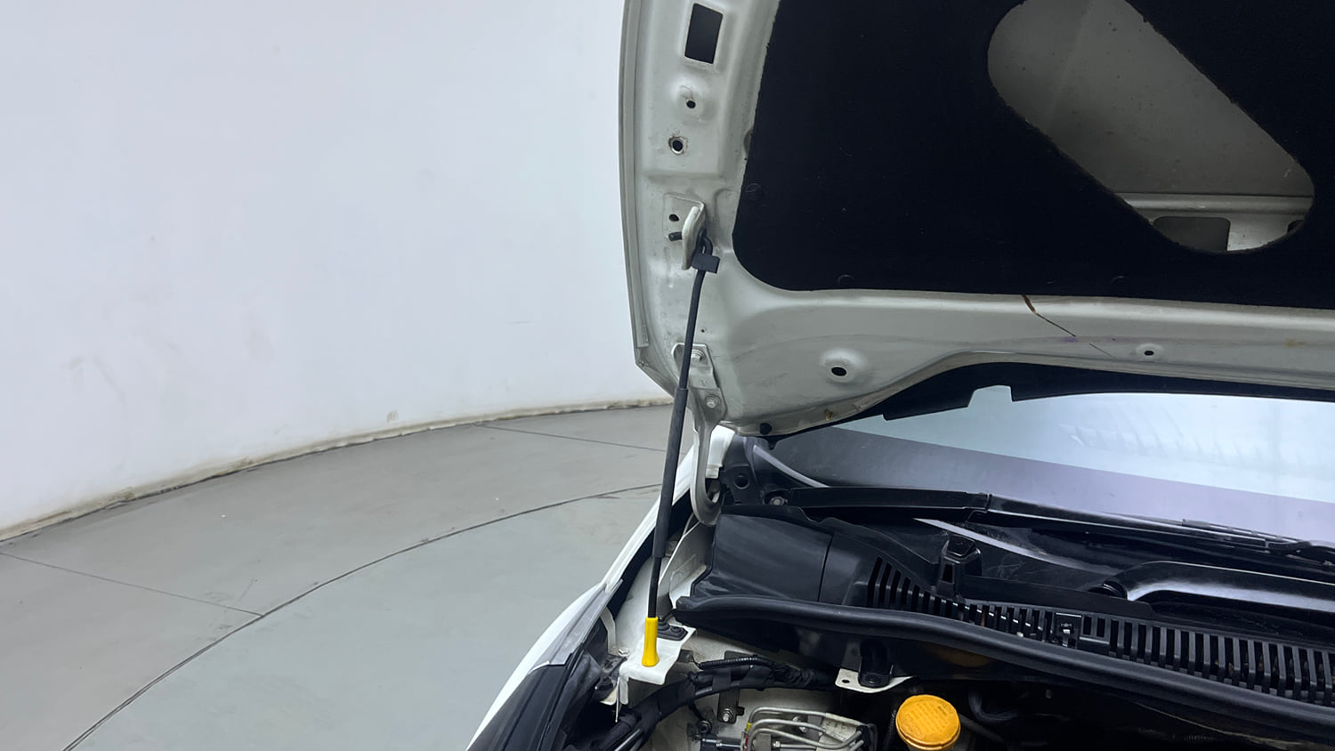 Used 2023 Tata Altroz XZ Plus Diesel Diesel Manual engine ENGINE RIGHT SIDE HINGE & APRON VIEW