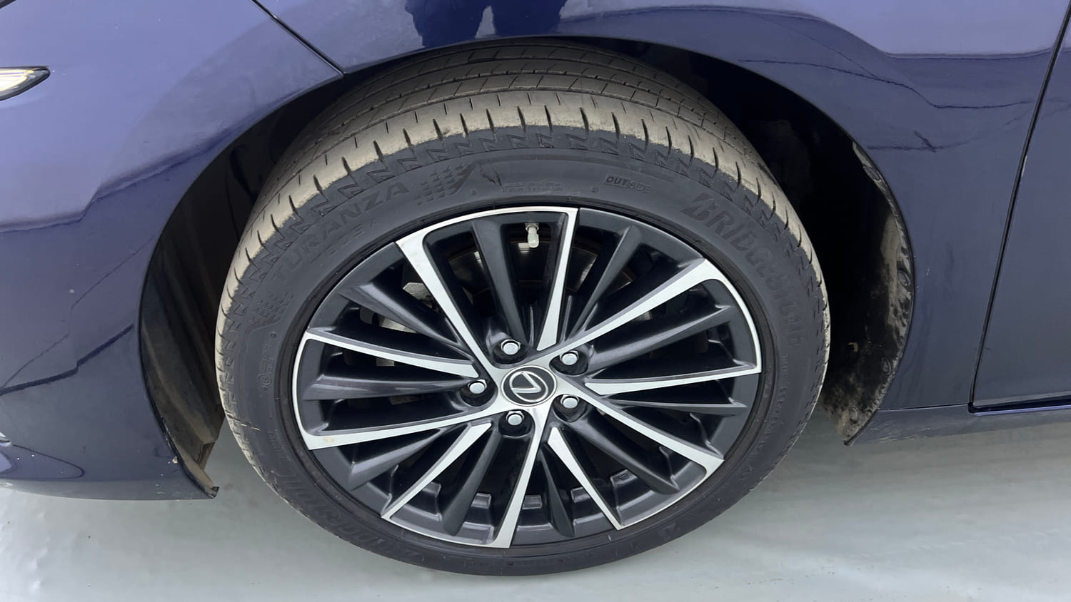 Used 2023 Lexus ES 300h Luxury Hybrid Automatic tyres LEFT FRONT TYRE RIM VIEW