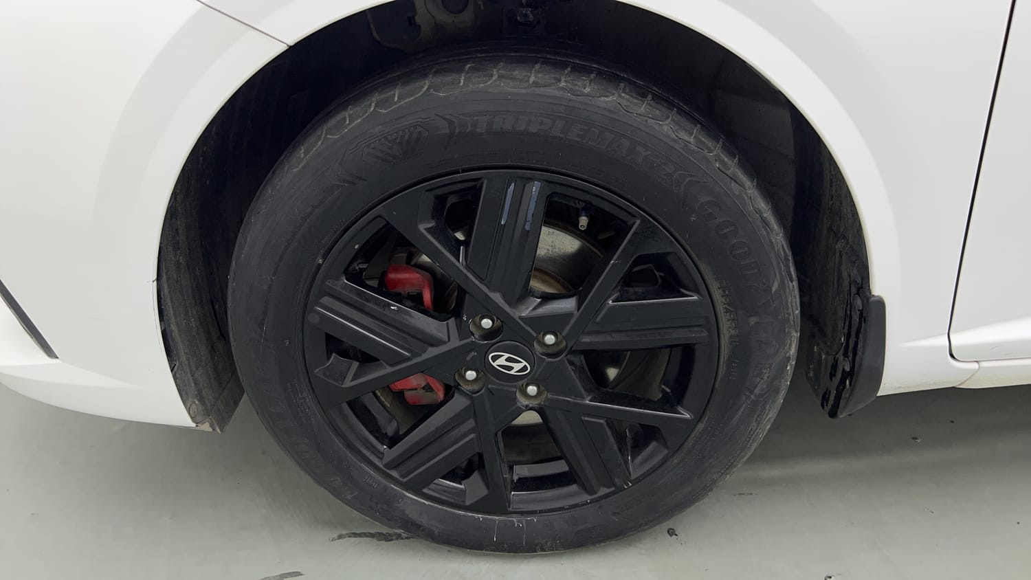 Used 2023 Hyundai Verna SX (O) 1.5 Turbo Petrol MT Petrol Manual tyres LEFT FRONT TYRE RIM VIEW