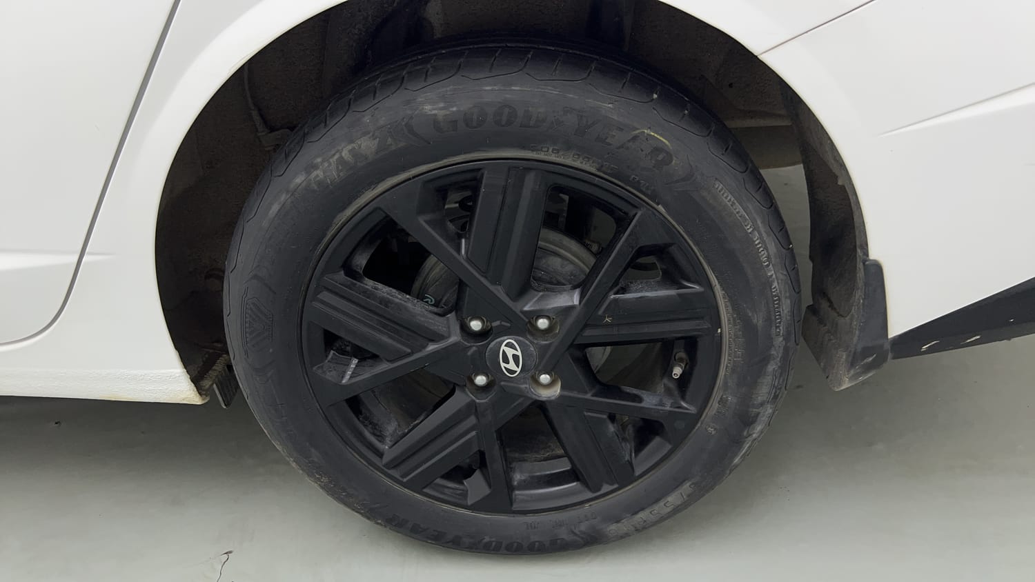 Used 2023 Hyundai Verna SX (O) 1.5 Turbo Petrol MT Petrol Manual tyres LEFT REAR TYRE RIM VIEW