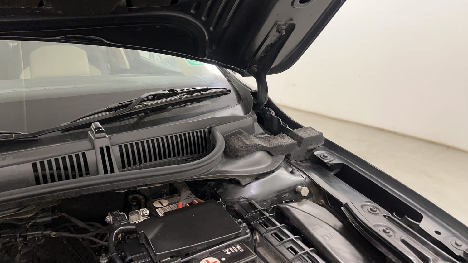 Used 2022 Skoda Slavia Style 1.0L TSI AT Petrol Automatic engine ENGINE LEFT SIDE HINGE & APRON VIEW