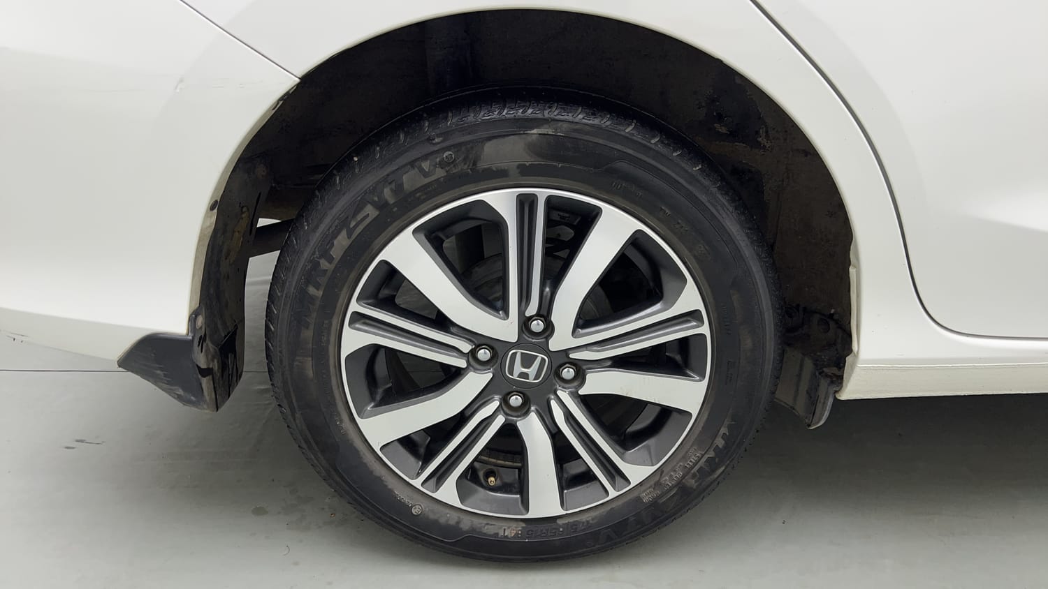 Used 2024 Honda Amaze VX 1.2 Petrol MT Petrol Manual tyres RIGHT REAR TYRE RIM VIEW