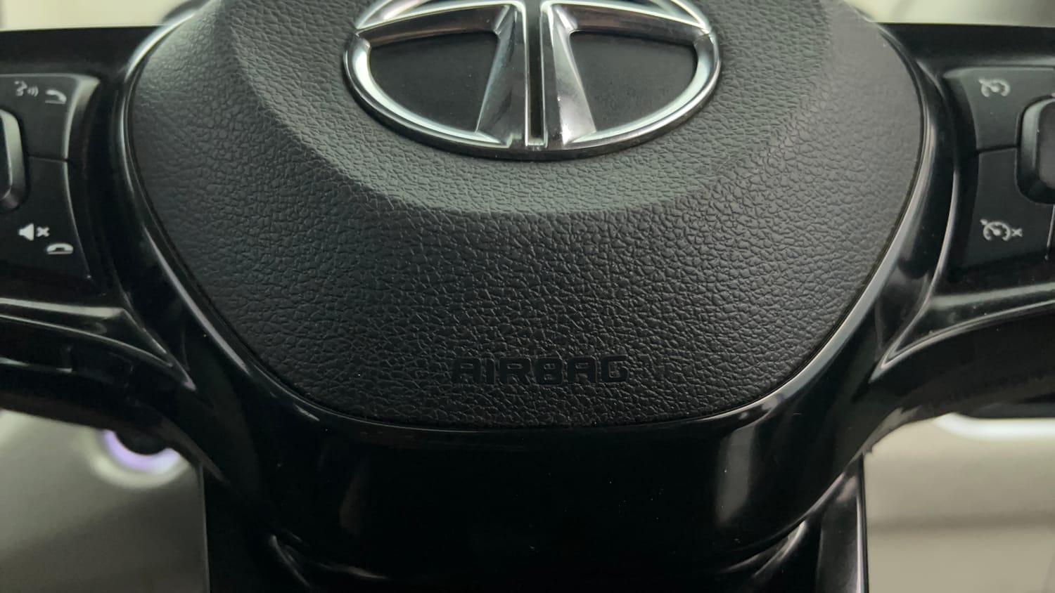Used 2023 Tata Nexon XZA Plus (S) Petrol Automatic top_features Airbags