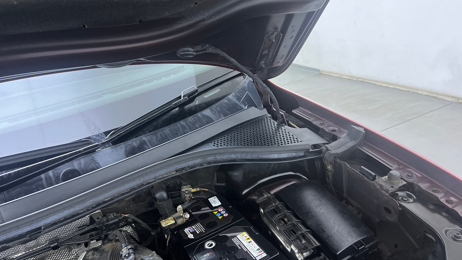 Used 2022 Volkswagen Tiguan Elegance 2.0 TSI DSG Petrol Automatic engine ENGINE LEFT SIDE HINGE & APRON VIEW