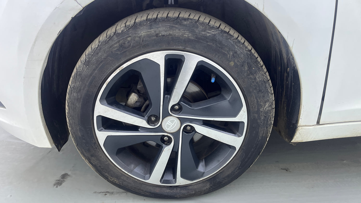 Used 2023 Tata Altroz XZ Plus Diesel Diesel Manual tyres LEFT FRONT TYRE RIM VIEW