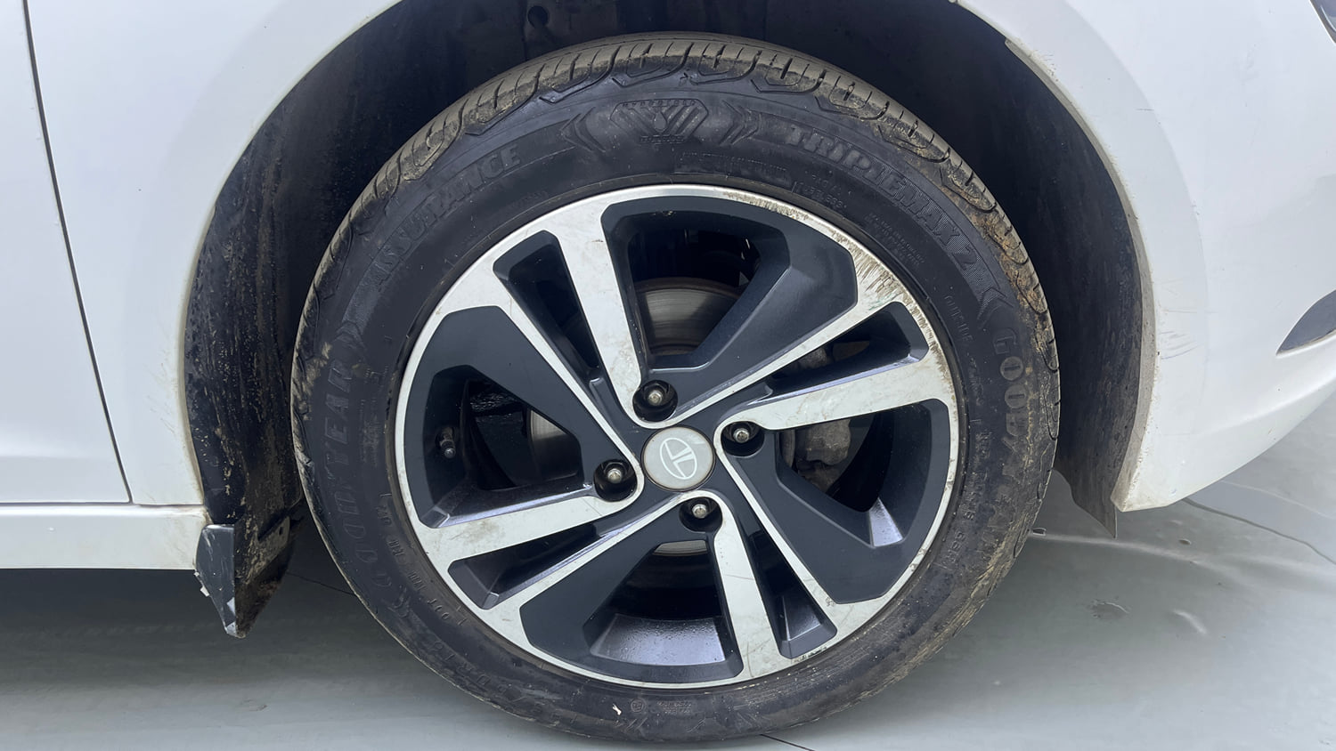 Used 2023 Tata Altroz XZ Plus Diesel Diesel Manual tyres RIGHT FRONT TYRE RIM VIEW