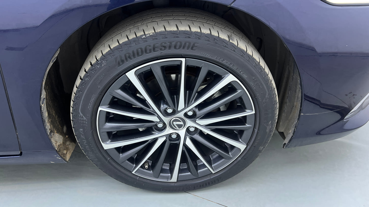 Used 2023 Lexus ES 300h Luxury Hybrid Automatic tyres RIGHT FRONT TYRE RIM VIEW