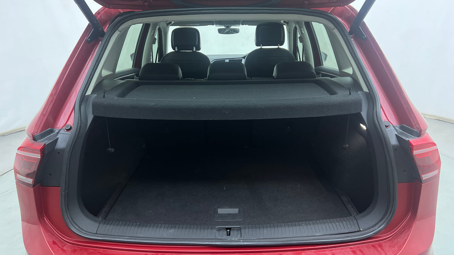 Used 2022 Volkswagen Tiguan Elegance 2.0 TSI DSG Petrol Automatic interior DICKY INSIDE VIEW