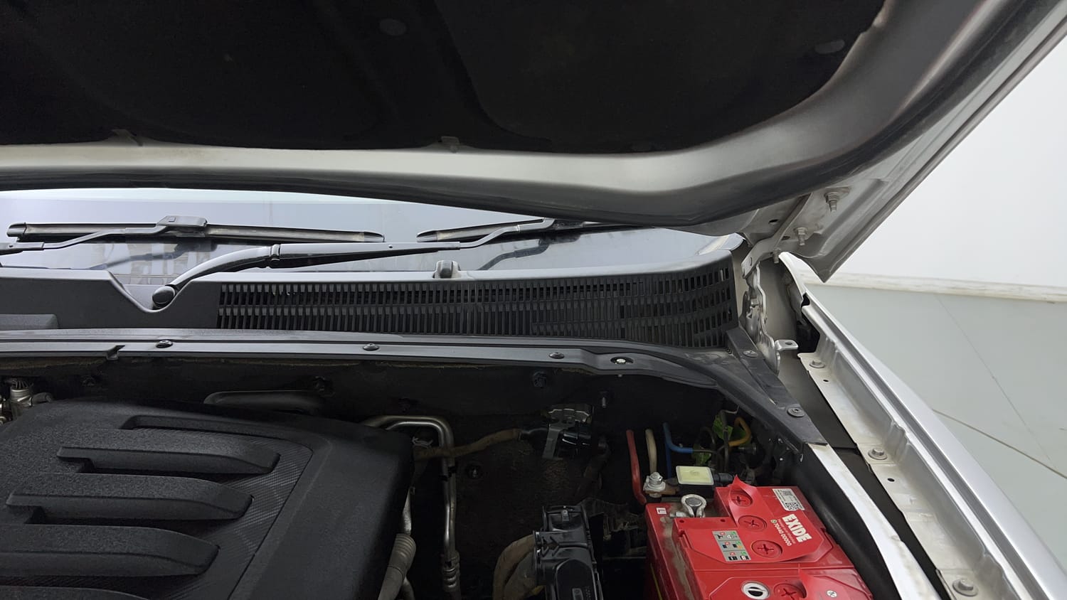 Used 2022 Mahindra Scorpio N Z8 L Diesel AT 4WD 7 STR Diesel Automatic engine ENGINE LEFT SIDE HINGE & APRON VIEW