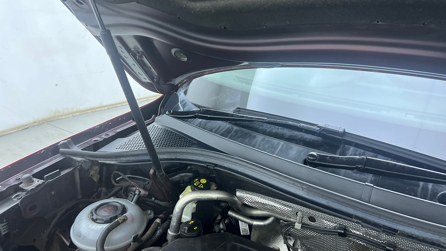Used 2022 Volkswagen Tiguan Elegance 2.0 TSI DSG Petrol Automatic engine ENGINE RIGHT SIDE HINGE & APRON VIEW