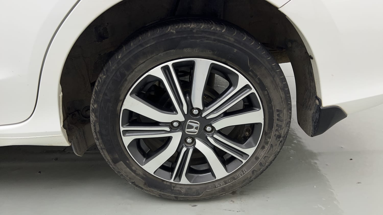 Used 2024 Honda Amaze VX 1.2 Petrol MT Petrol Manual tyres LEFT REAR TYRE RIM VIEW