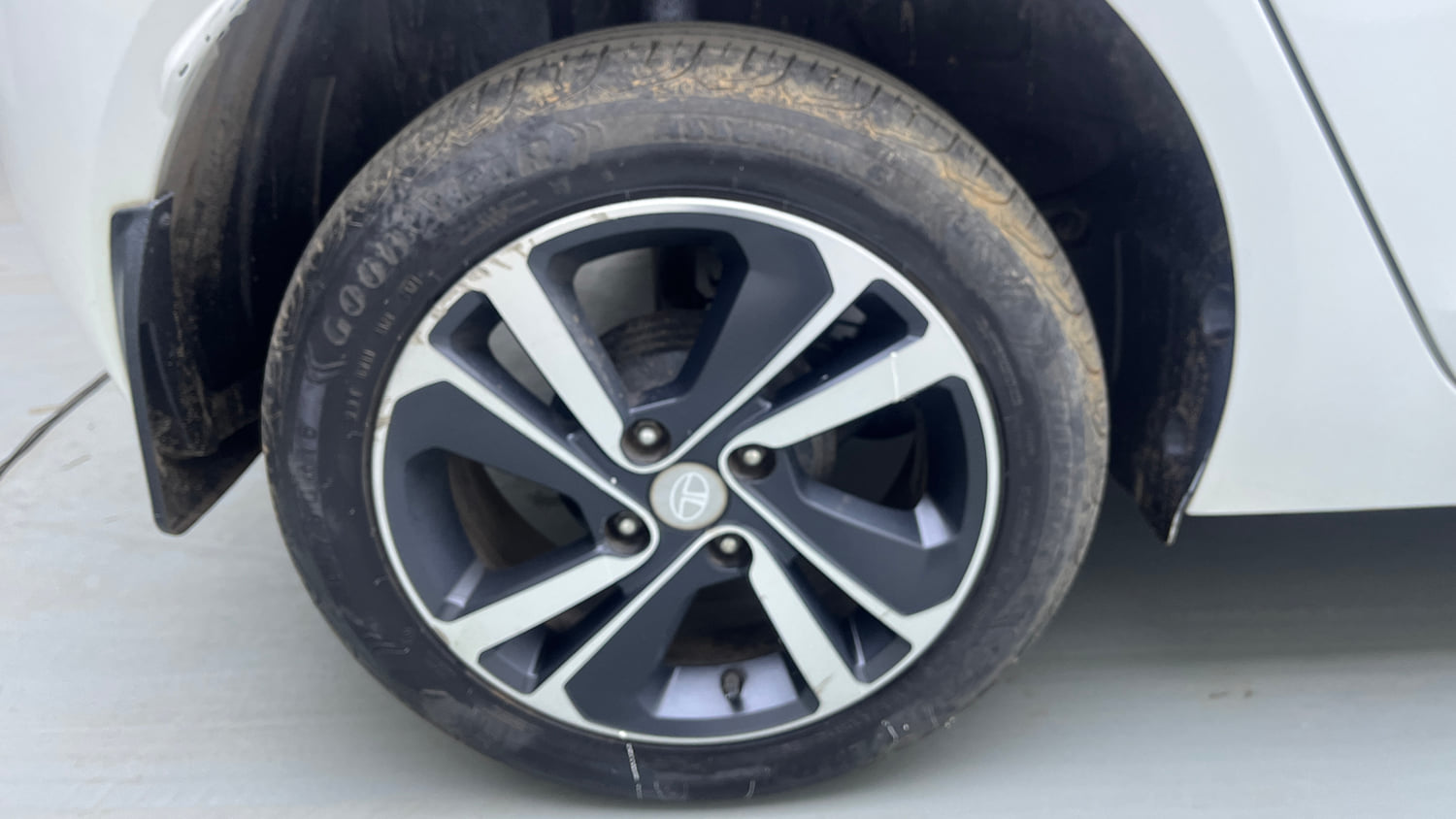 Used 2023 Tata Altroz XZ Plus Diesel Diesel Manual tyres RIGHT REAR TYRE RIM VIEW