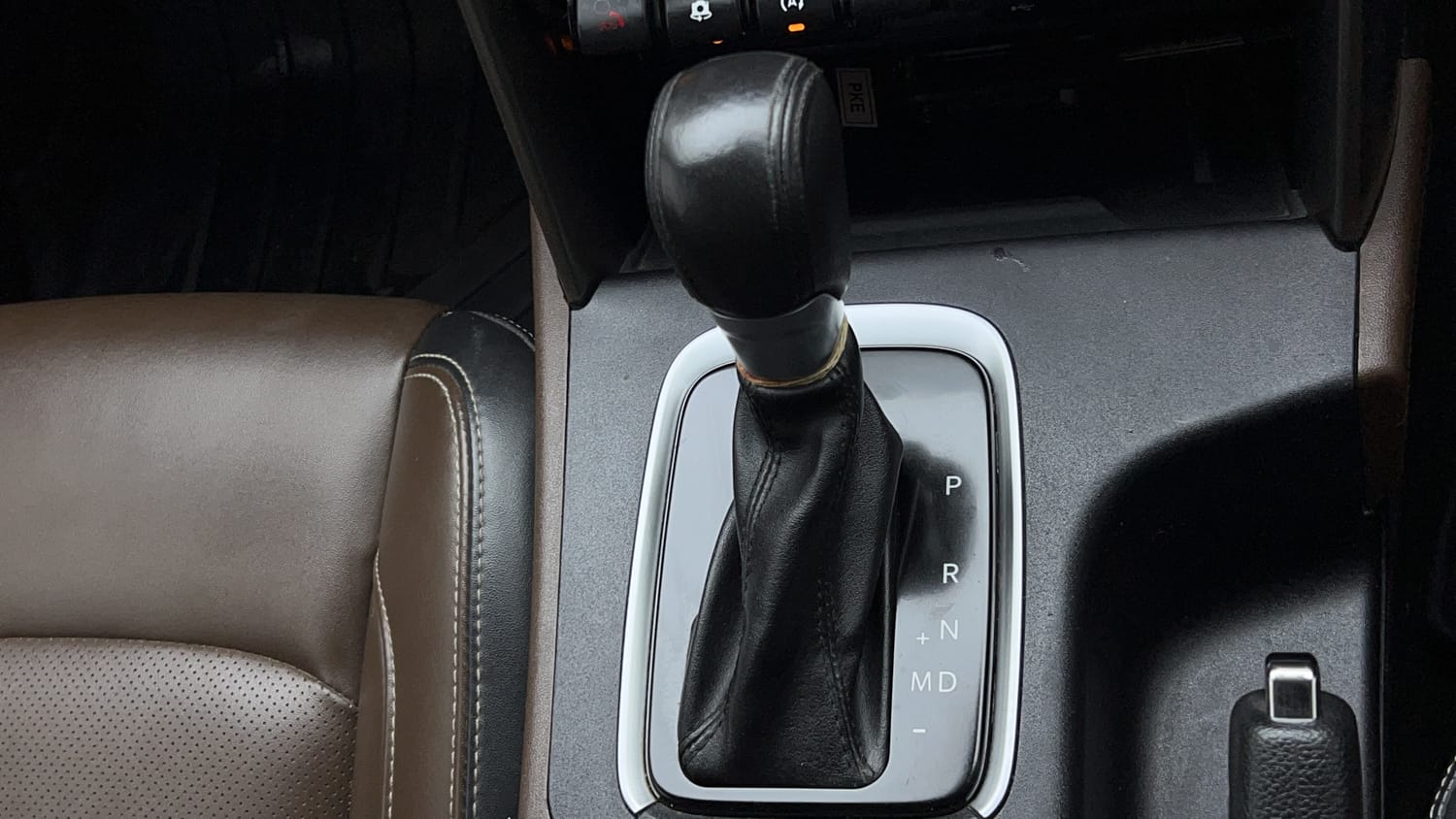 Used 2022 Mahindra Scorpio N Z8 L Diesel AT 4WD 7 STR Diesel Automatic interior GEAR  KNOB VIEW
