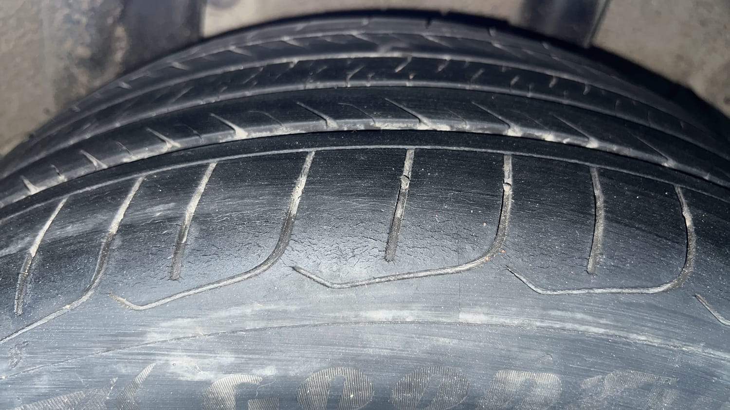 Used 2023 Hyundai Verna SX (O) 1.5 Turbo Petrol MT Petrol Manual tyres LEFT REAR TYRE TREAD VIEW