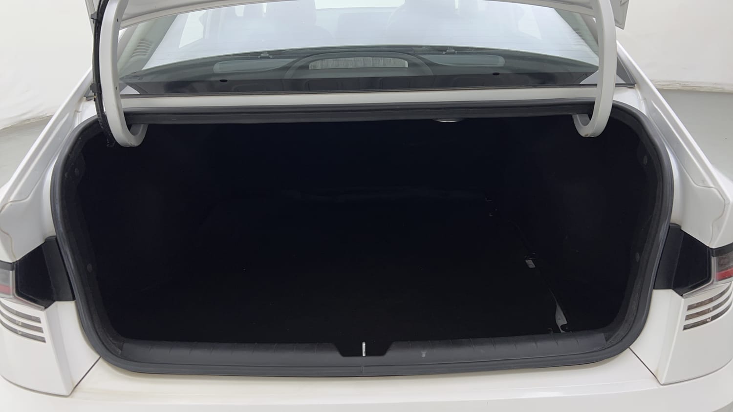 Used 2023 Hyundai Verna SX (O) 1.5 Turbo Petrol MT Petrol Manual interior DICKY INSIDE VIEW