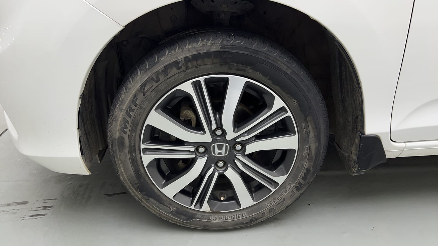 Used 2024 Honda Amaze VX 1.2 Petrol MT Petrol Manual tyres LEFT FRONT TYRE RIM VIEW